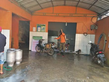 Penyemprotan desinfektan di fasilitas umum desa Dompyong